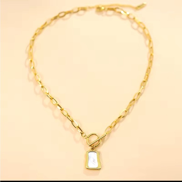 Gold plated stainless steel necklace with a mother of pearl pendant - Picture 6 of 9